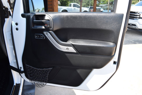 Used 2015 Jeep Wrangler Unlimited Sahara w/ Connectivity Group image 13