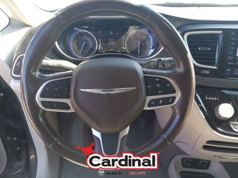 Used 2020 Chrysler Pacifica Touring-L w/ Tire & Wheel Group image 27