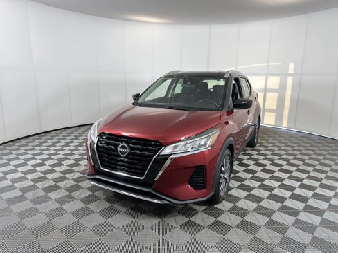 Used 2023 Nissan Kicks SV image 2