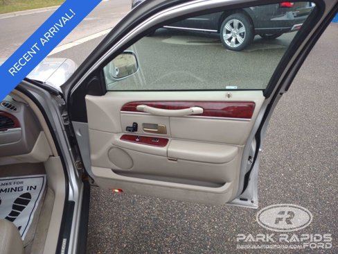 Used 2004 Lincoln Town Car Signature image 23