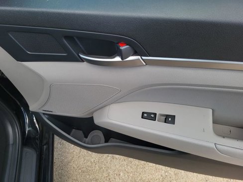 Used 2020 Hyundai Elantra Limited image 15