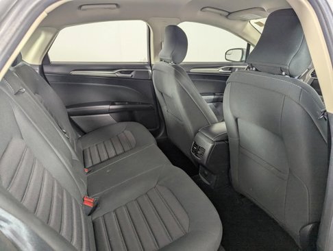 Used 2017 Ford Fusion SE w/ Fusion SE Technology Package image 18