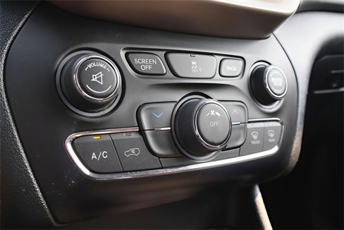 Used 2016 Jeep Cherokee Latitude w/ Cold Weather Group image 18