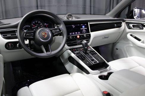 Certified 2025 Porsche Macan image 4