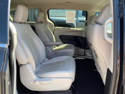 Used 2021 Chrysler Pacifica Touring-L image 20