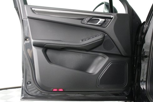 Certified 2025 Porsche Macan image 20