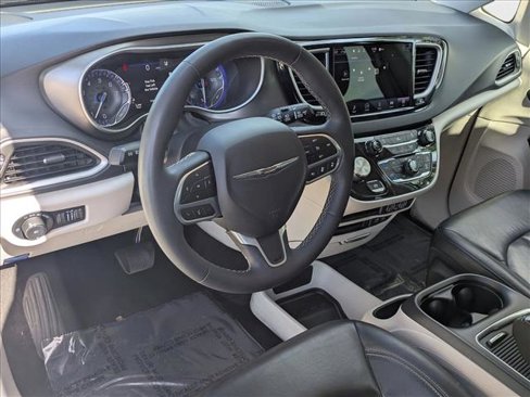 Used 2022 Chrysler Pacifica Touring-L image 10