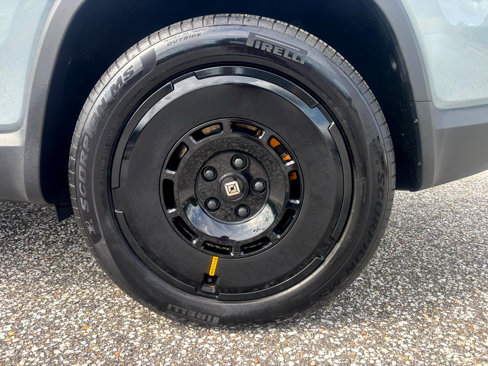 Used 2025 Rivian R1S Premium image 38