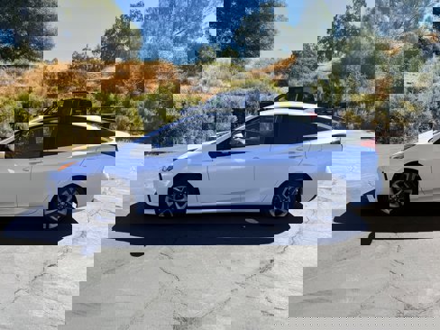 Used 2021 Toyota Prius XLE image 1
