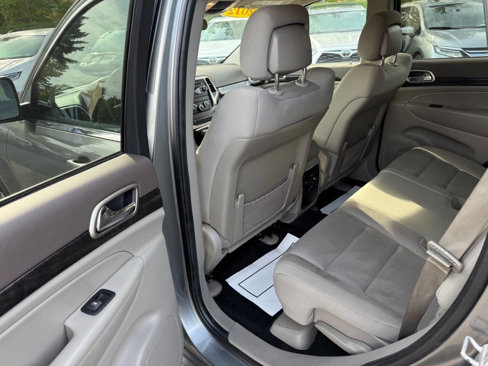 Used 2012 Jeep Grand Cherokee Laredo w/ Laredo E Group image 16