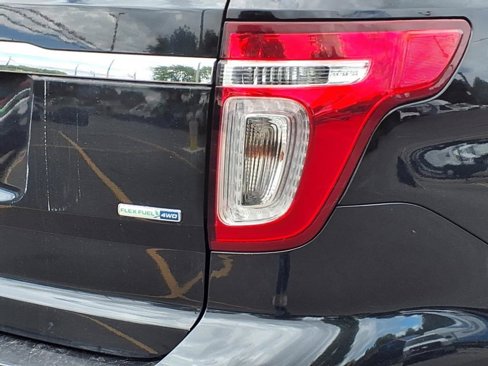 Used 2015 Ford Explorer XLT image 22