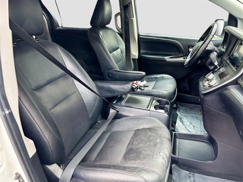 Used 2017 Toyota Sienna SE image 27