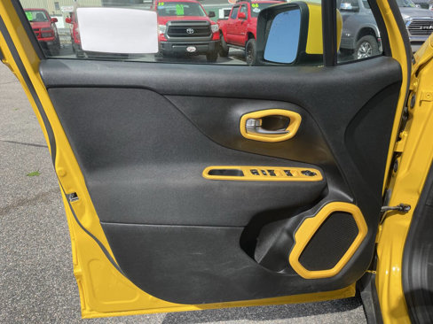 Used 2015 Jeep Renegade Latitude w/ Cold Weather Group II image 17