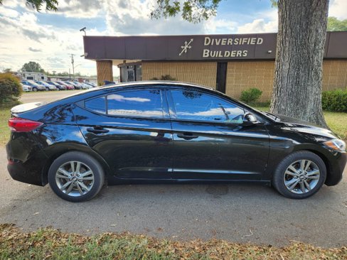 Used 2017 Hyundai Elantra SE image 1