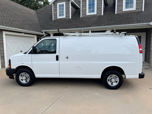 Used 2017 Chevrolet Express 2500 image 3