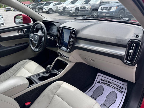 Used 2019 Volvo XC40 T4 Momentum image 17