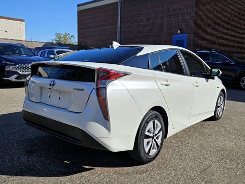 Used 2017 Toyota Prius Three image 2
