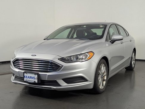 Used 2017 Ford Fusion SE w/ Fusion SE Technology Package image 2