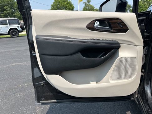 Used 2023 Chrysler Pacifica Limited image 22