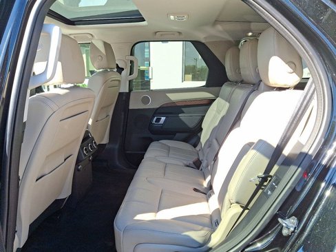 Used 2017 Land Rover Discovery HSE image 10
