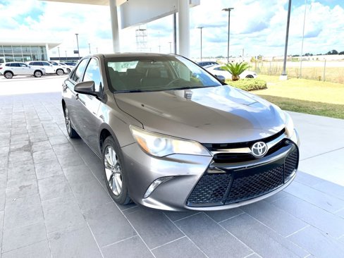 Used 2017 Toyota Camry SE image 3