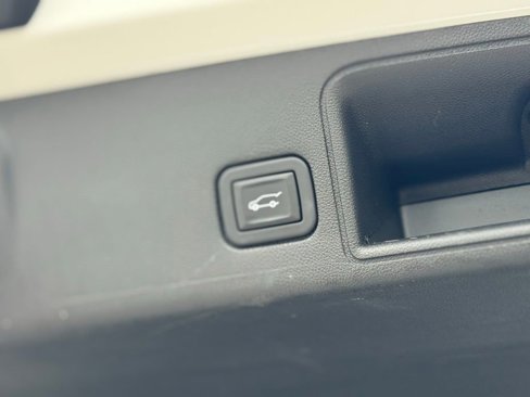 Used 2024 GMC Terrain SLT image 17