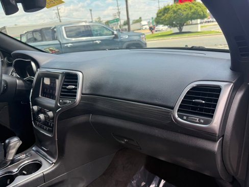 Used 2019 Jeep Grand Cherokee Laredo image 30