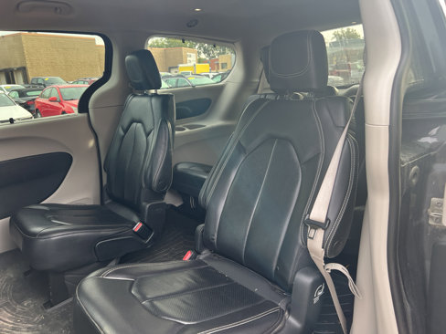 Used 2022 Chrysler Pacifica Touring-L image 5