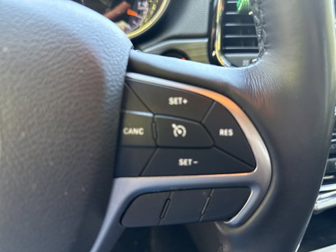 Used 2019 Jeep Grand Cherokee Limited w/ Luxury Group II image 25