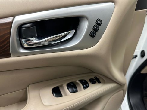 Used 2018 Nissan Pathfinder Platinum image 21