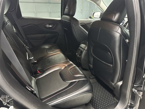 Used 2022 Jeep Cherokee Trailhawk image 11