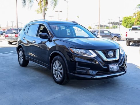 Used 2019 Nissan Rogue SV image 2