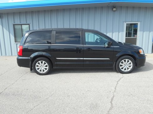 Used 2015 Chrysler Town & Country Touring image 4