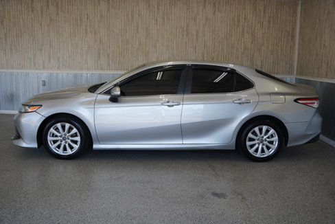 Used 2018 Toyota Camry LE image 5