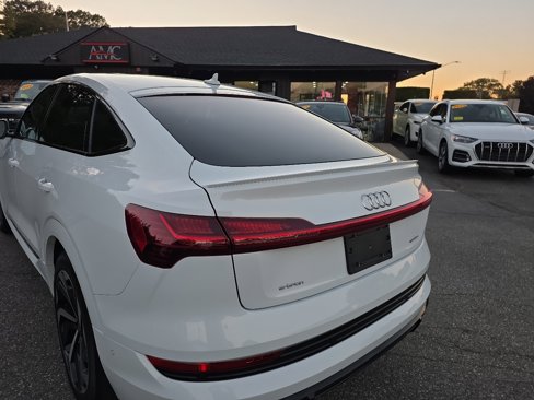 Used 2022 Audi e-tron Premium Plus w/ Premium Plus Package image 21