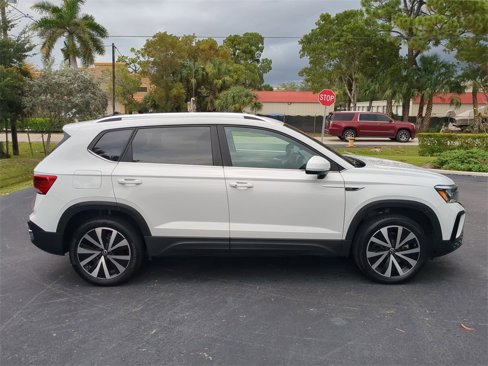 Used 2024 Volkswagen Taos SE w/ Panoramic Sunroof Package image 3