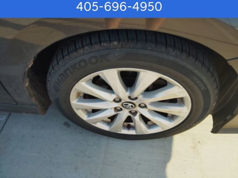 Used 2018 Toyota Camry LE image 9