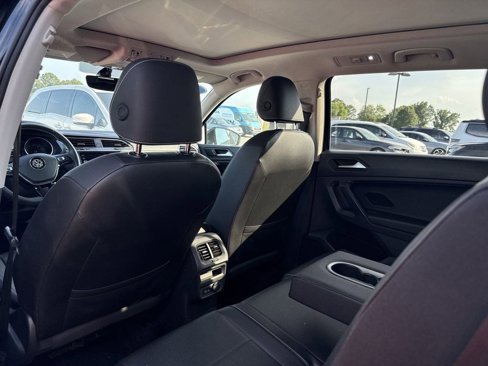 Used 2021 Volkswagen Tiguan SE w/ Panoramic Sunroof Package image 10