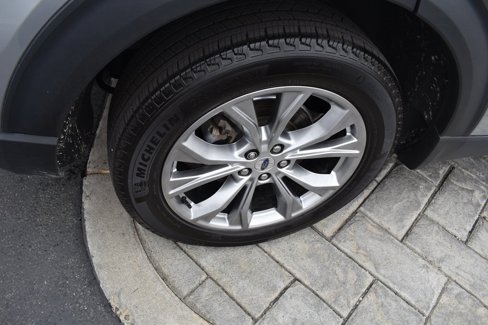 Used 2022 Ford Explorer XLT w/ Equipment Group 202A image 4
