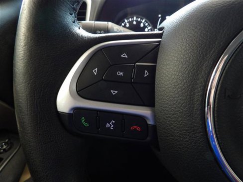Used 2015 Jeep Renegade Latitude w/ Popular Equipment Group image 28