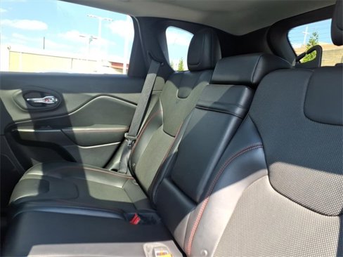 Used 2019 Jeep Cherokee Trailhawk image 5