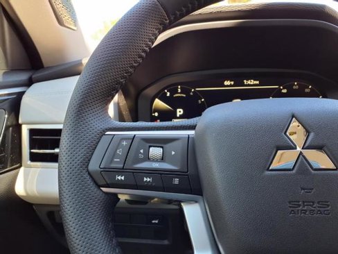 New 2025 Mitsubishi Outlander SE image 18