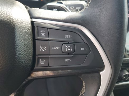 Used 2023 Jeep Grand Cherokee Laredo image 12