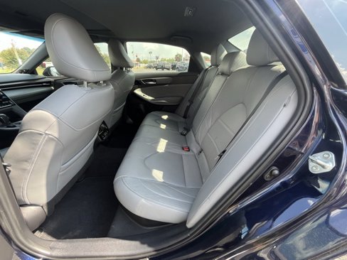 Used 2022 Toyota Avalon Limited image 9