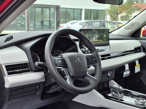 New 2025 Mitsubishi Outlander SE image 10
