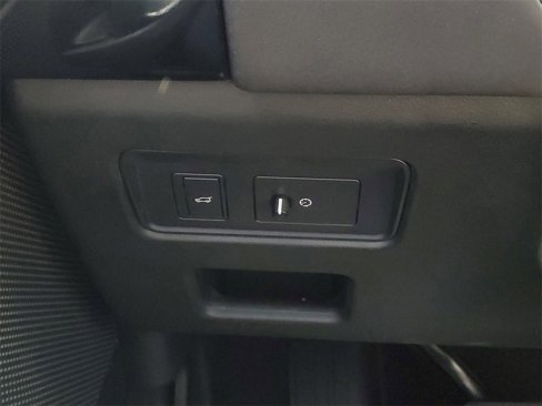 Used 2019 Land Rover Discovery HSE image 17
