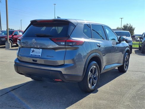 Used 2024 Nissan Rogue SV image 2