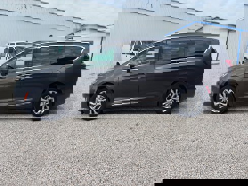 Used 2018 Chrysler Pacifica Touring-L image 11