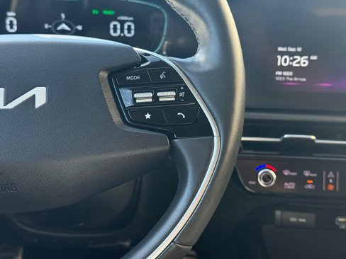 Used 2023 Kia Niro SX Touring image 11