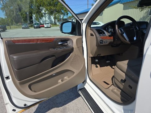 Used 2011 Chrysler Town & Country Touring-L w/ Driver Convenience Group image 14